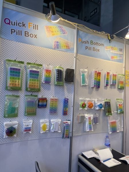 E-link демонстрирует множество продуктов, таких как органайзер на 31 день и поворотный футляр для таблеток.